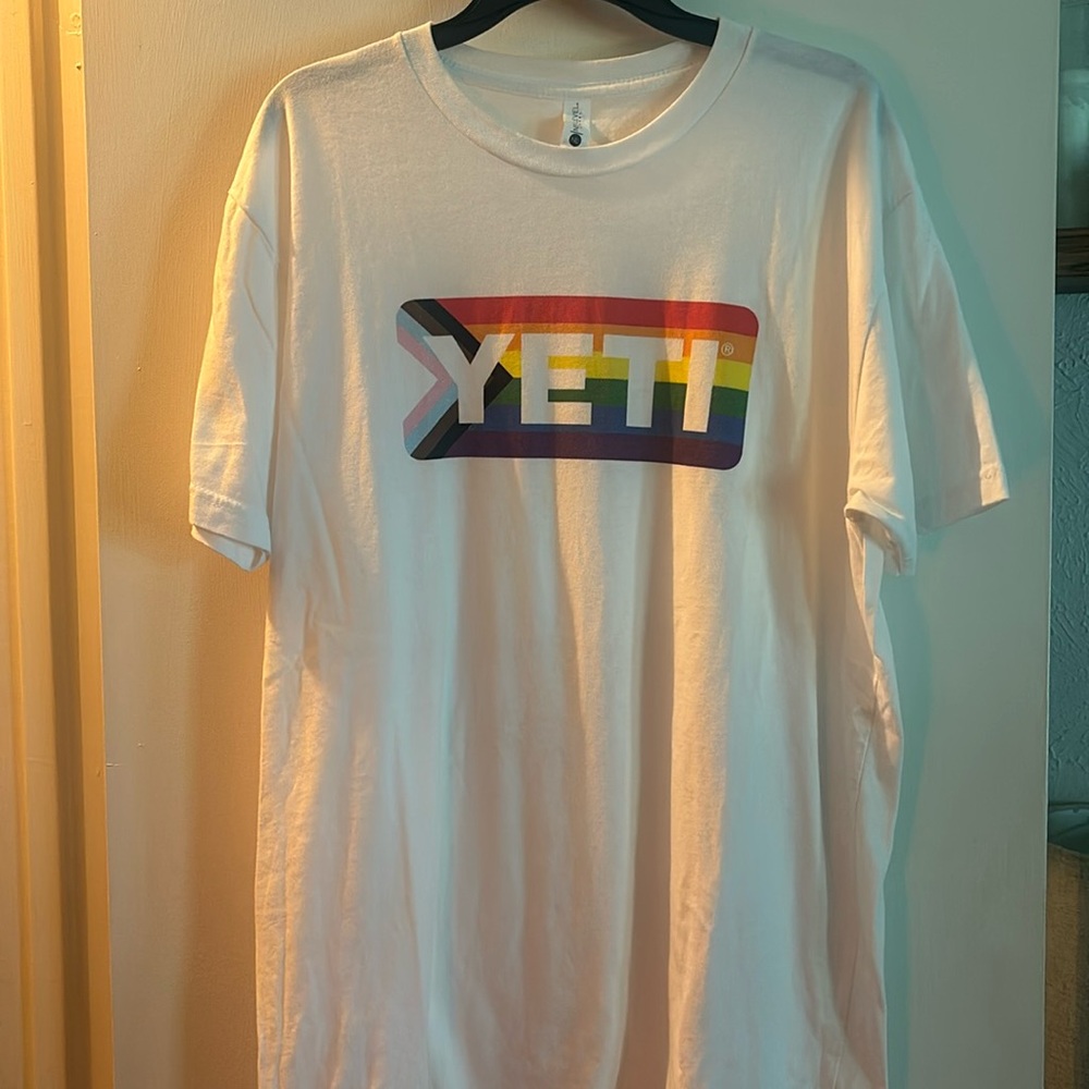 Yeti Badge Logo T-shirt- Medium